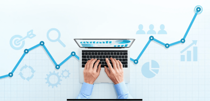 パソコンで分析作業をしている様子